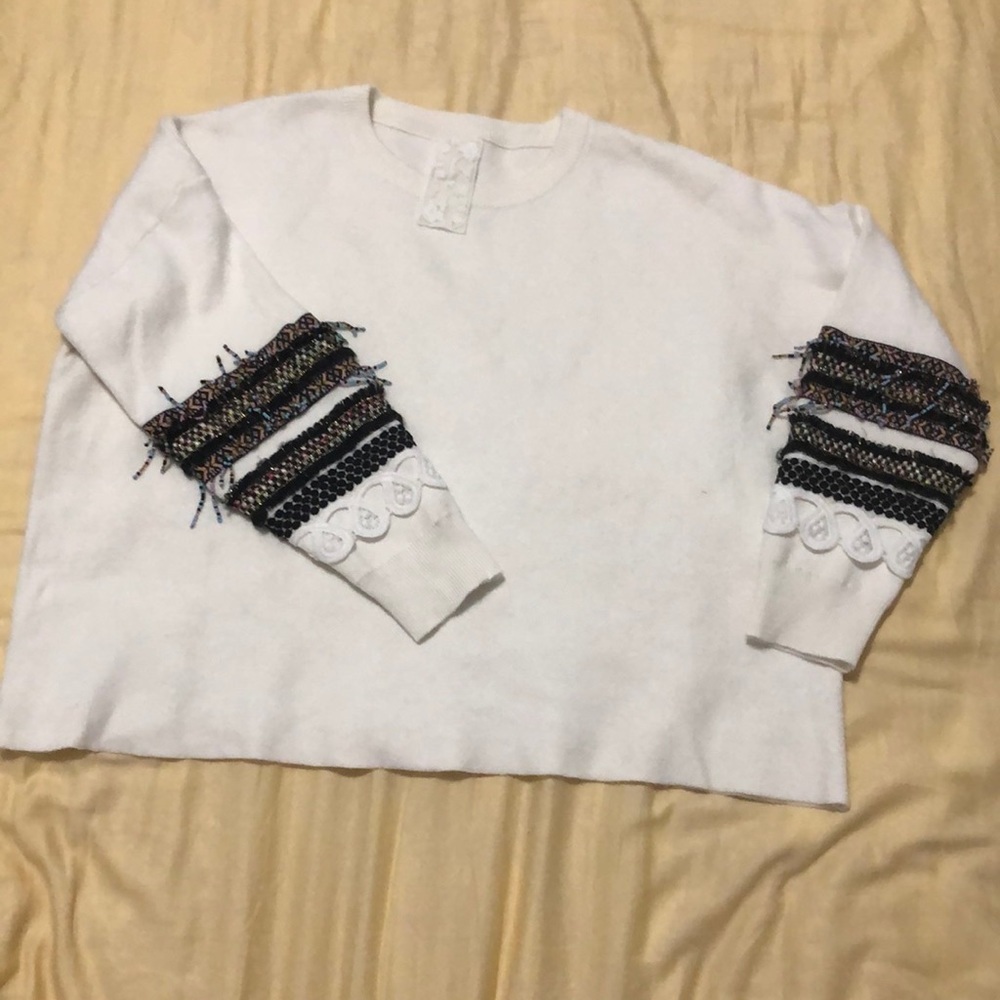 Sadie & Sage white sweatshirt with fringe and beading on sleeves O/S